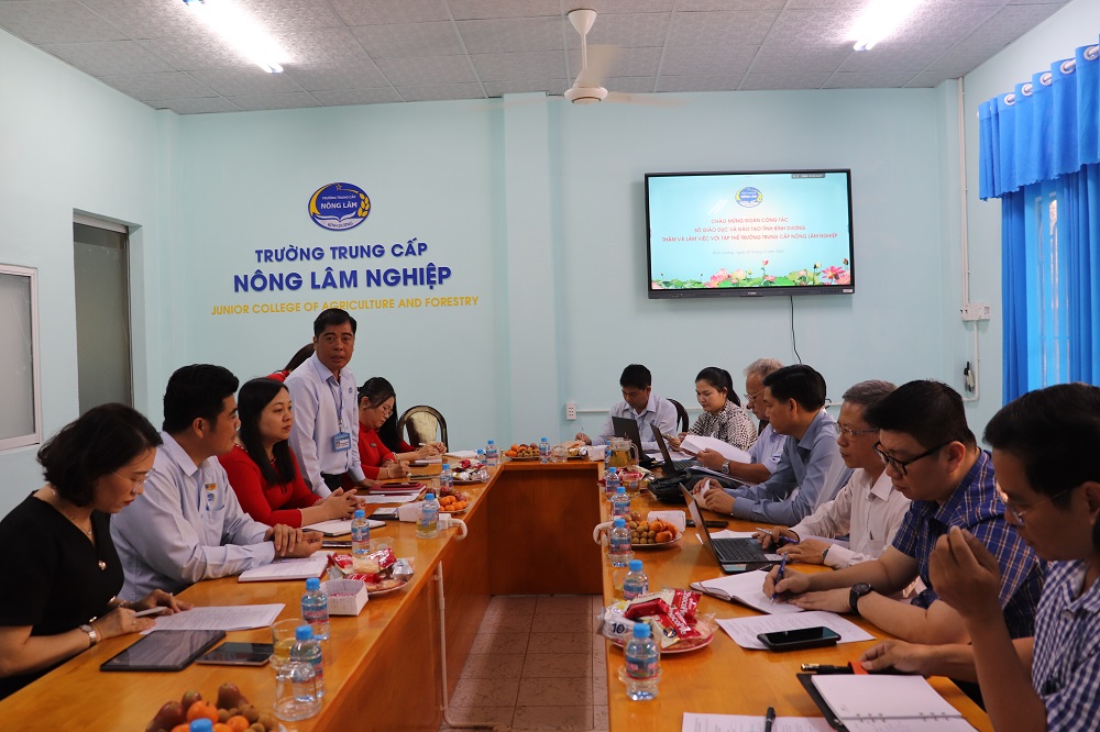 Đoàn công tác của Sở Giáo dục và Đào tạo tỉnh Bình Dương về thăm và làm việc với tập thể Trường Trung cấp Nông lâm nghiệp